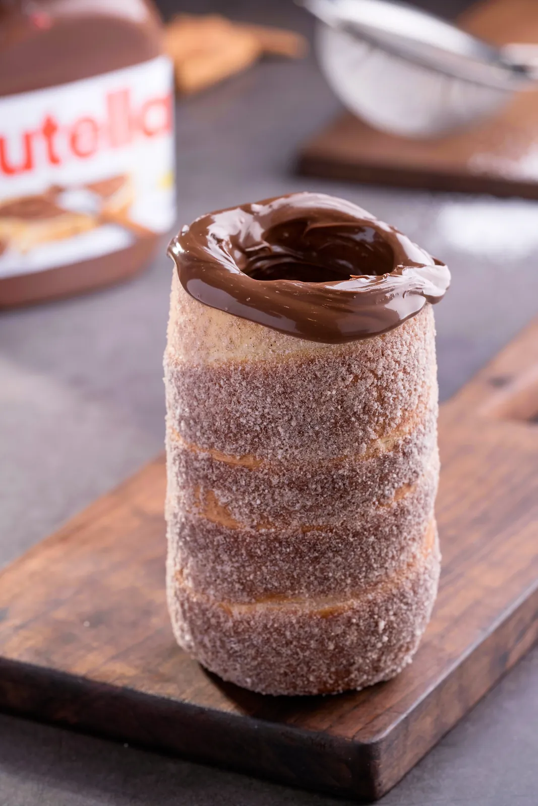 Trudel com cobertura de creme de avelã sobre tábua de madeira